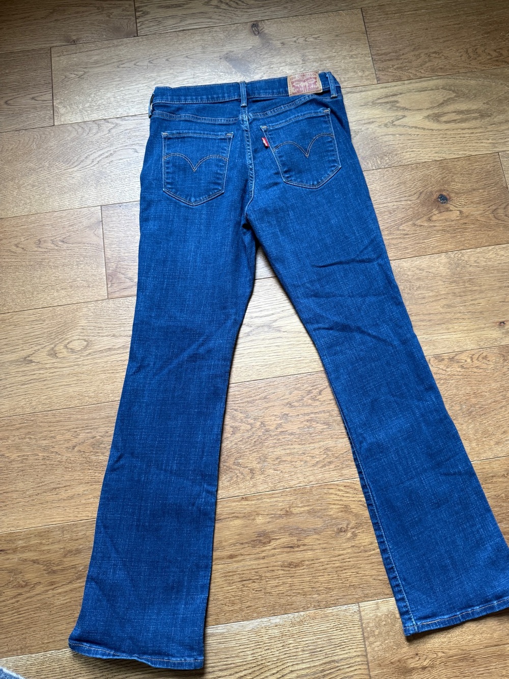 Levi's High Rise 315 shaping Bootcut Jeans in a dark wash. Size 28 - Picture 6 of 6